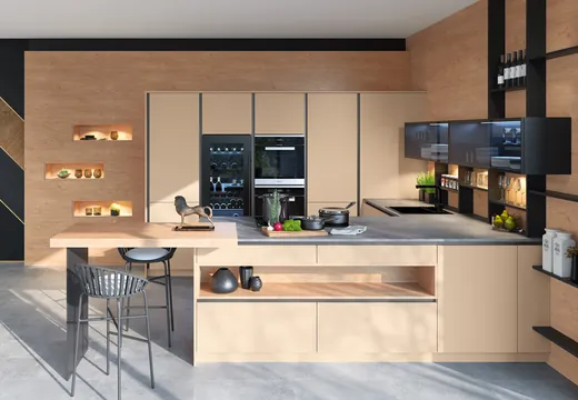 DAN-Küche mit Barbereich und Hockern in Beige-Grau, Weinschrank, offenen Stellflächen und Glasschränken