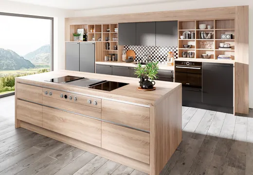 DAN-Küche mit zentraler Kücheninsel, offenen Stellflächen, teilweise Glasfronten in Beige und Holzoptik