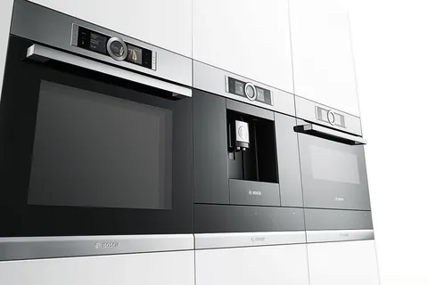 Hochwertige Bosch Einbaugeräte: Backofen, Kaffeemaschine und Dampfgarer in einer Linie
