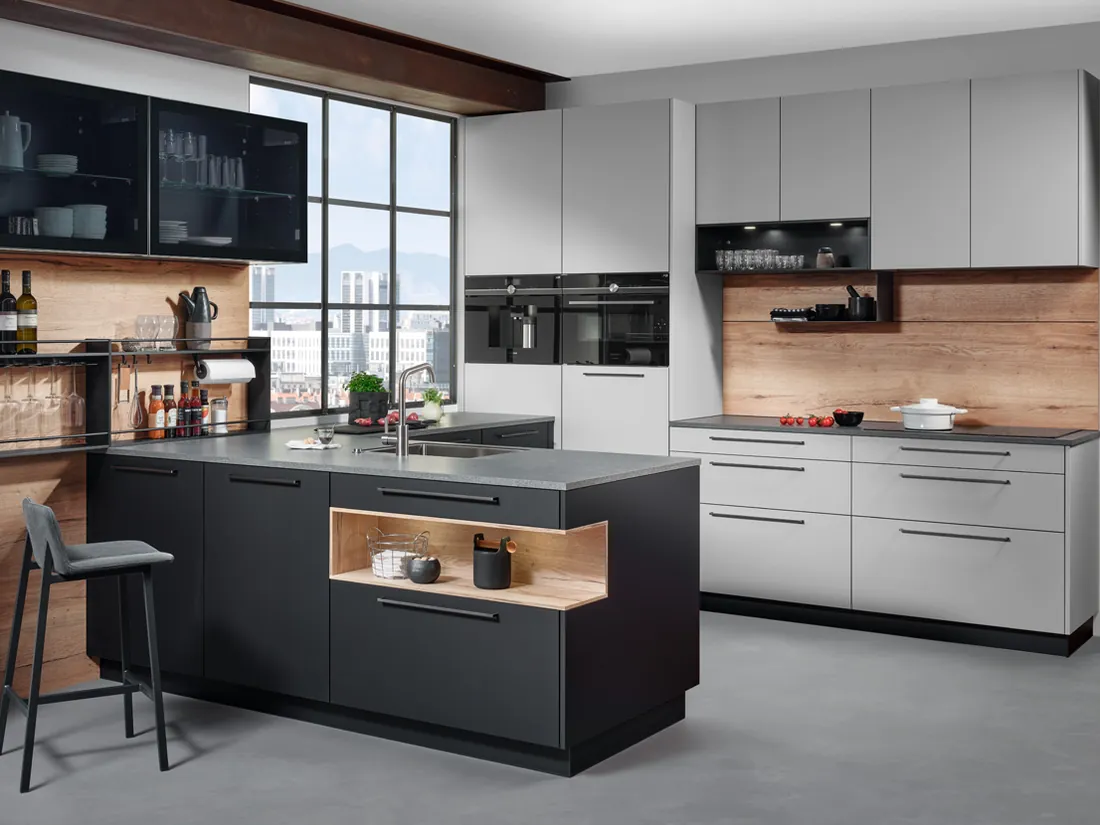 Designküche in Weiß mit dunklen Akzenten und Holz-Elementen