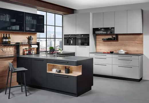 Designküche in Weiß mit dunklen Akzenten und Holz-Elementen
