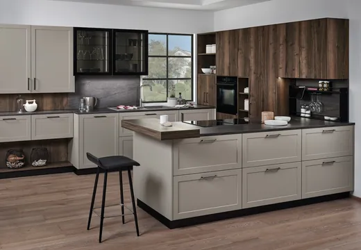 Moderne Küche mit Holzfronten, hellen Oberflächen, Barhocker und Glasschränken