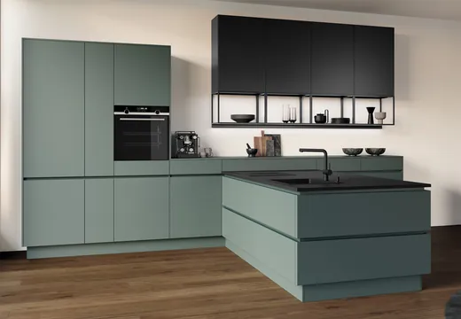 Matte Küche in Schwarz und Dunkeltürkis mit schwarzer Spüle und Armatur auf Holzboden
