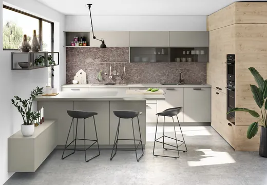 Moderne Küche in Beige-Grau mit Holzbereich und Barhockern