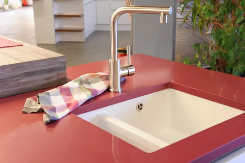 Rote Naturstein-Arbeitsplatte