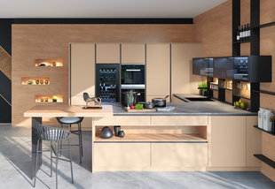 DAN-Küche mit Barbereich und Hockern in Beige-Grau, Weinschrank, offenen Stellflächen und Glasschränken