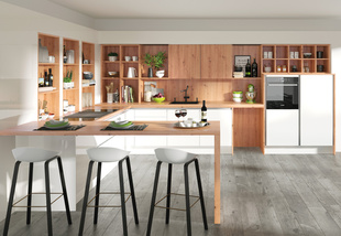 DAN-Küche mit Kücheninsel in Holzoptik und Fronten in Grau – modern und funktional