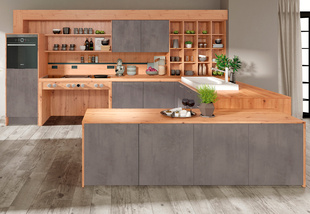 DAN-Küche mit weißen Fronten, Holzdetails, Barbereich mit Hockern und schwarzer Spüle