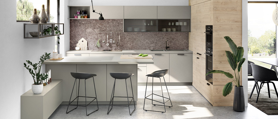 Moderne Küche in Beige-Grau mit Holzbereich und Barhockern